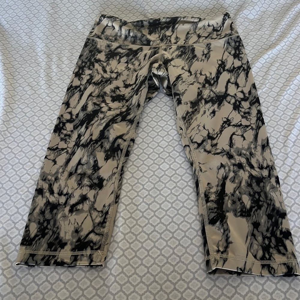 Lululemon marble print capris size 8